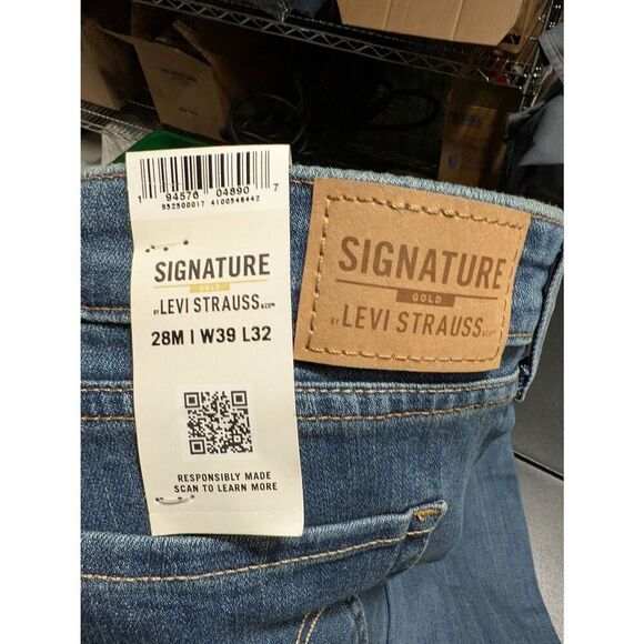 NWT Levi’s Mid Rise Classic Bootcut Jeans Blue Medium Wash Stretch Denim Women's - Picture 3 of 7